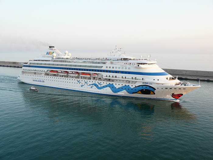 AIDA CARA (1996) leaving Civitavechia, Italy