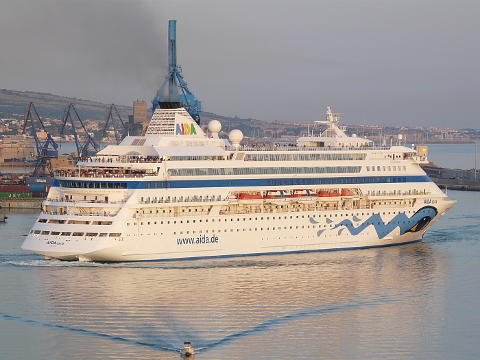 AIDA CARA (1996) leaving Civitavechia, Italy
