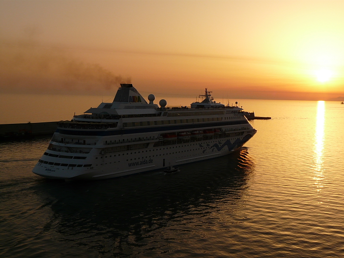 AIDA CARA (1996) leaving Civitavechia, Italy