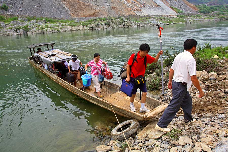 1710 Arriving in Caiyuan Village after crossing the Qingshuijiang River.