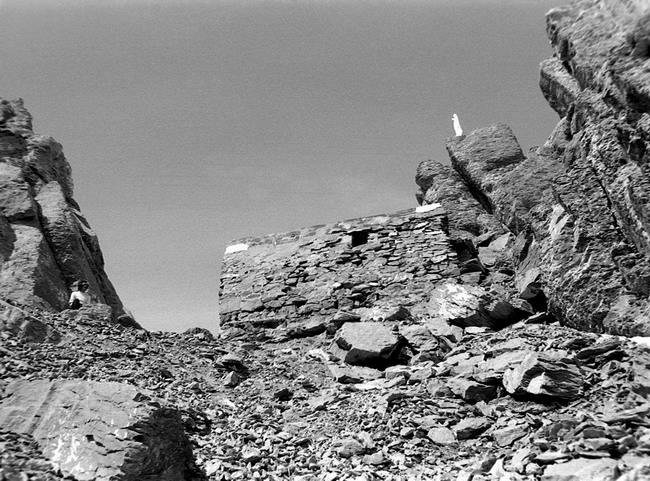 Brche et refuge de Tuquerouye (2666 m), versant sud