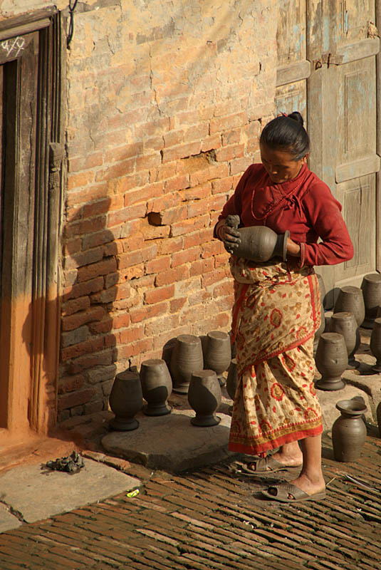 Woman in Potters Square Bhaktapur 02