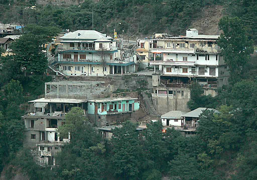 Damaged buildings: an average scene in Muzaffarabad - P11607482.jpg