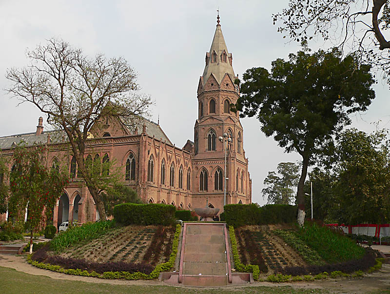 Main building and the Clock tower, GCU, Lahore - P1140864.jpg