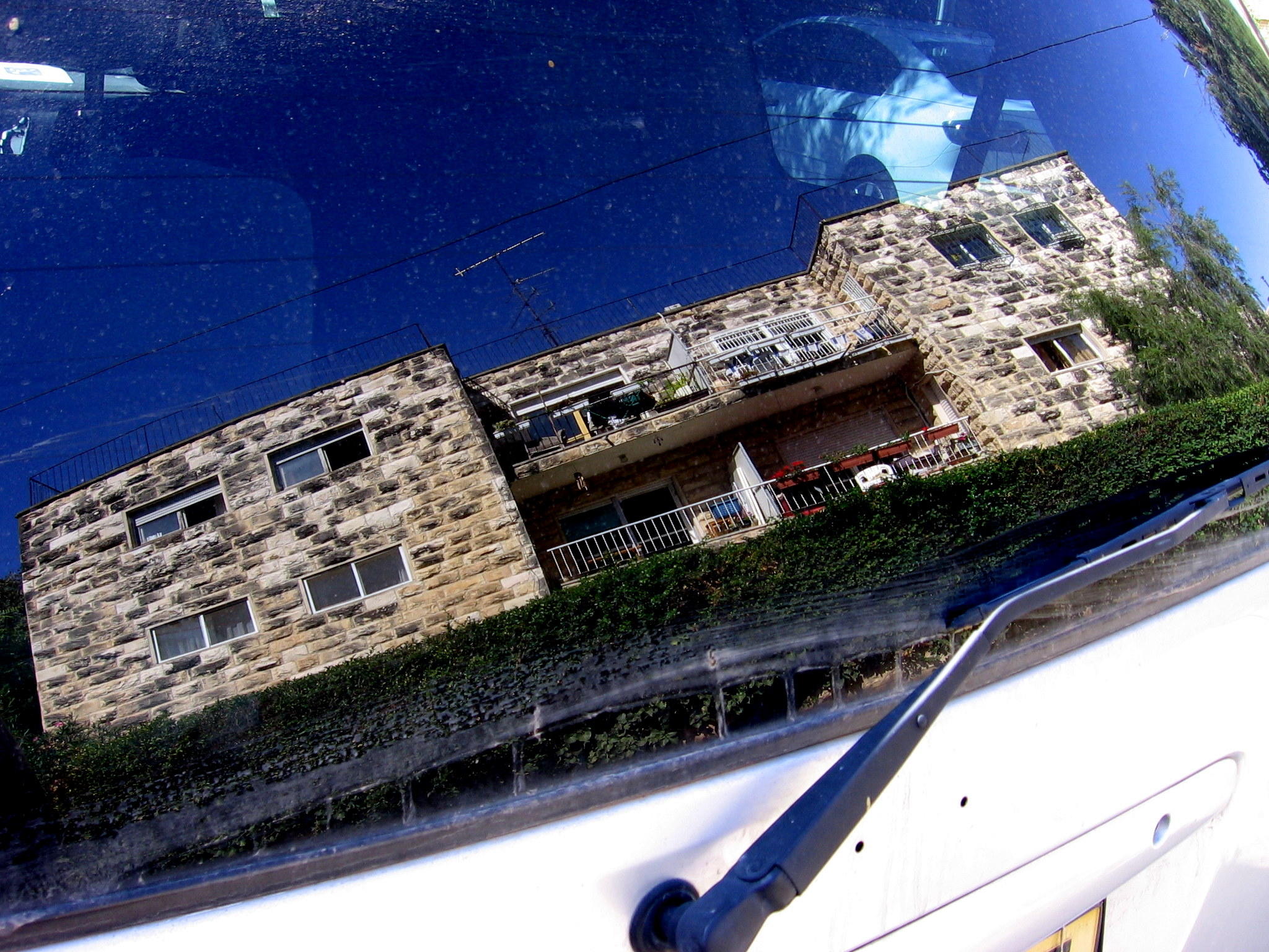 una casa dentro de un auto