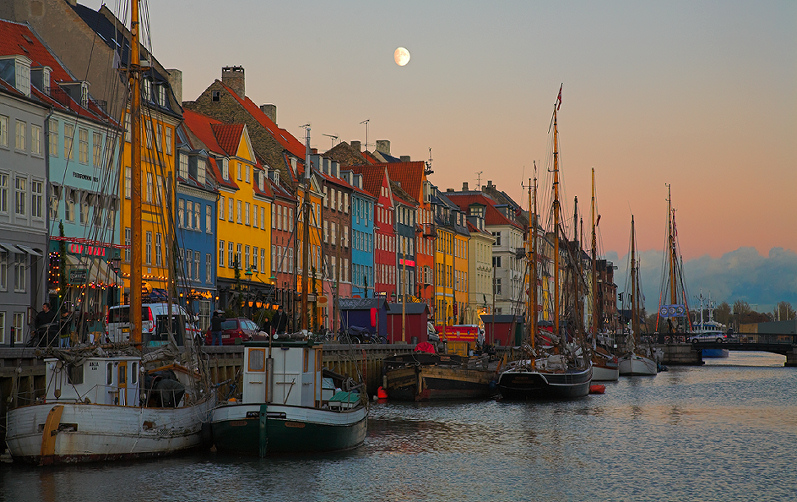 Nyhavn at dusk