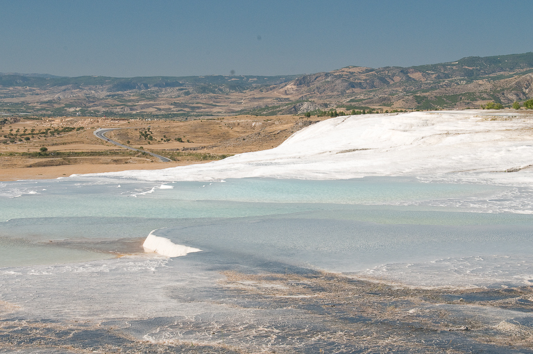 Pamukkale: vasques de travertin blanc.