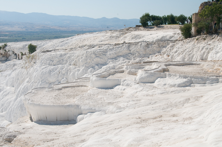 Pamukkale: vasques de travertin blanc.