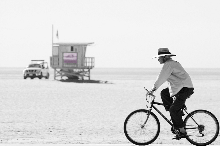 <b>4th Place</b><br>On The Beach at Noon  * <br> by Traveller