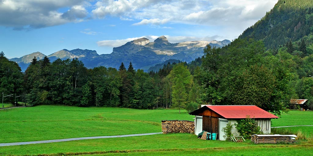 Red roof and mountains