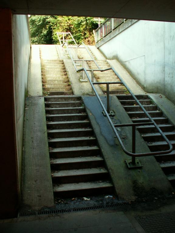 passage souterrain avec escaliers  Notre-Dame de Bonne-Odeur, Drve de la Chapelle - Kapeldreef.