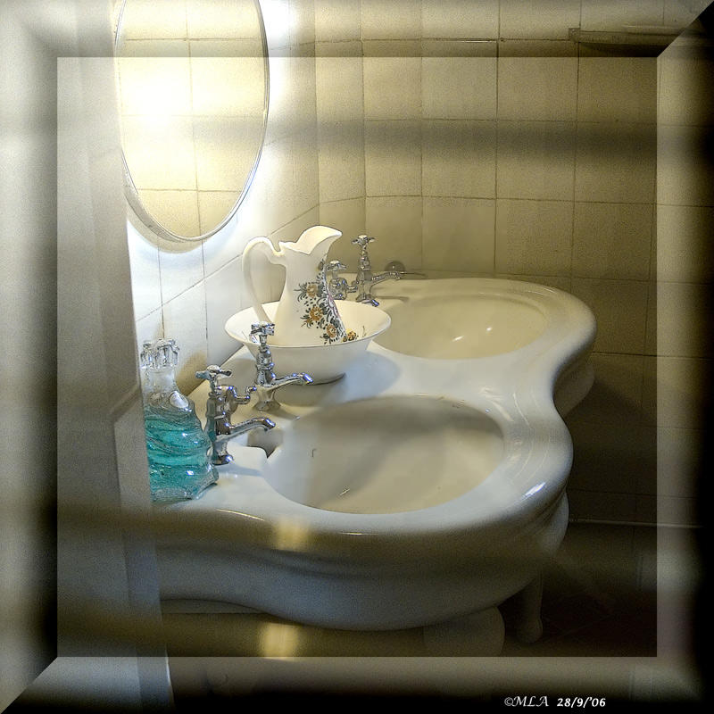 29 september: washbasin in white by Gaudi