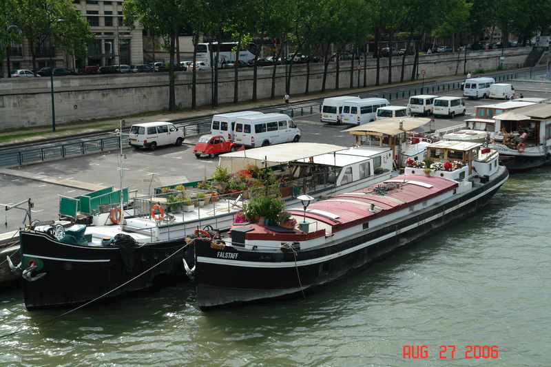 houseboats on the seine1.JPG