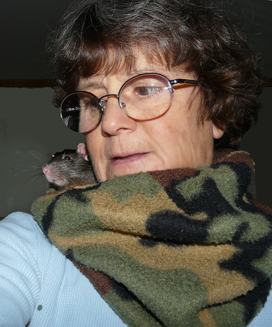 Schnuggles in Snuggle Scarf