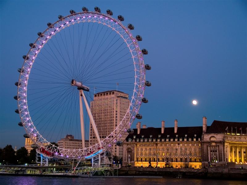 The London Eye at dusk
