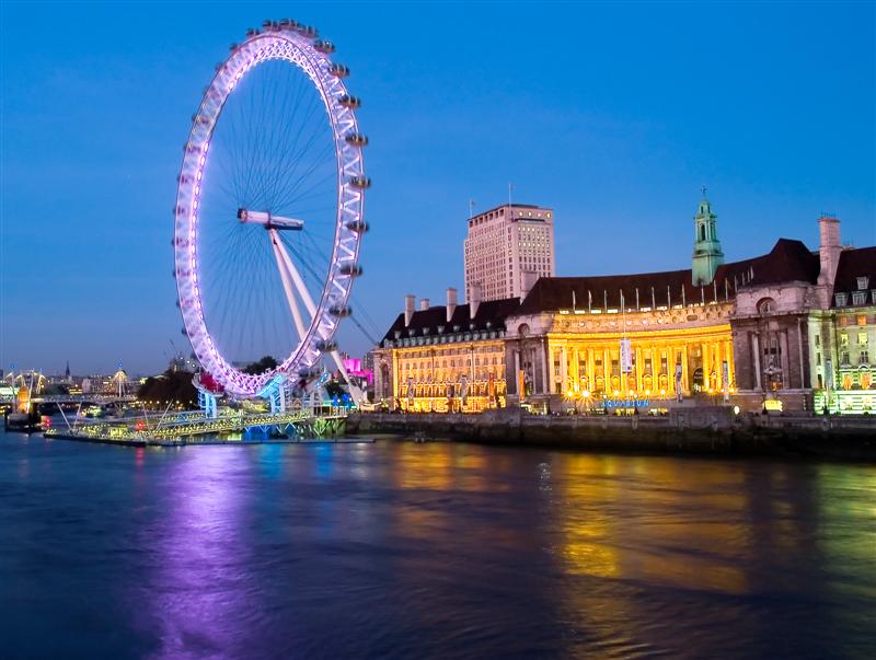The London Eye at dusk