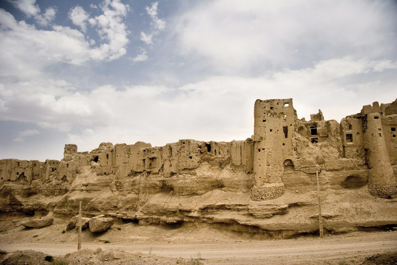 Izad Khast Castle