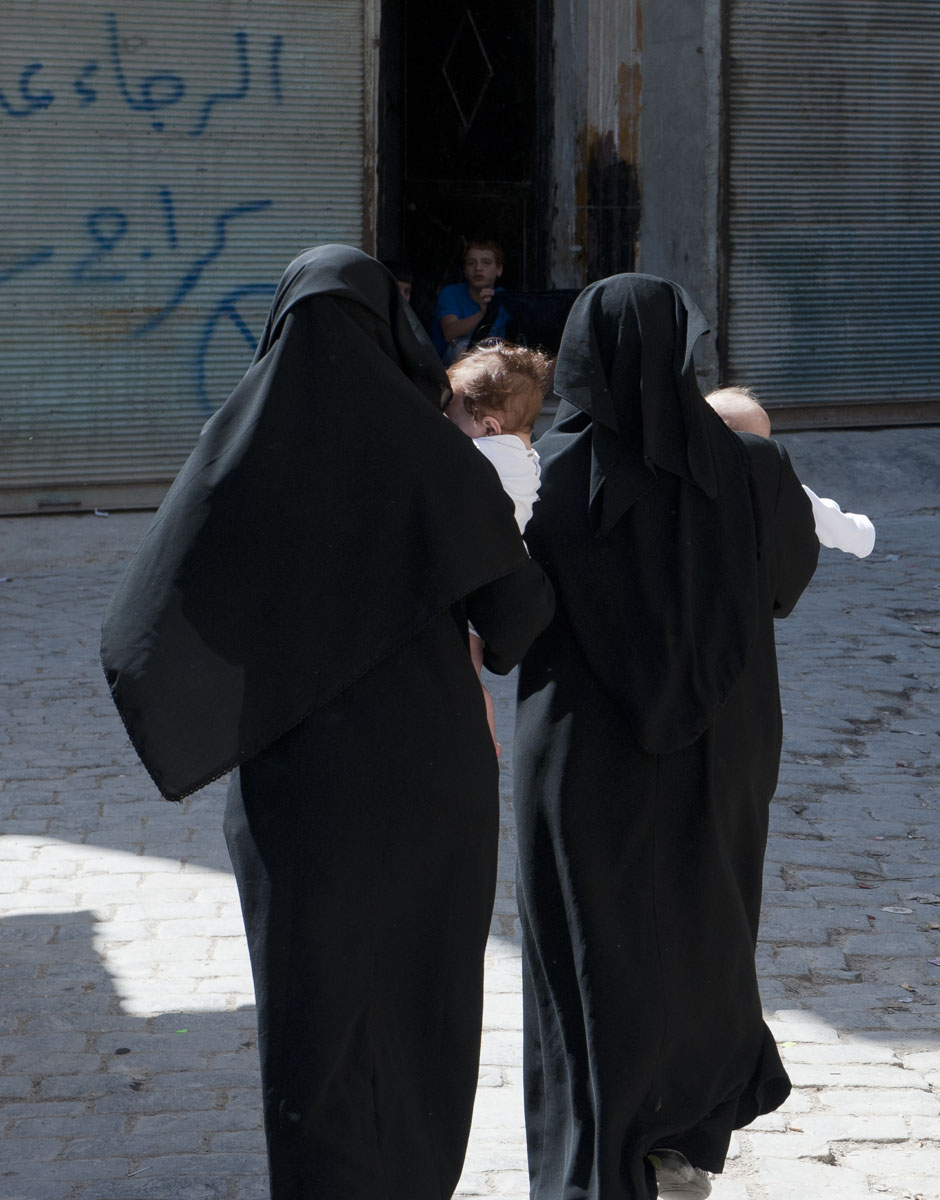 Aleppo women carrying babies 0199.jpg