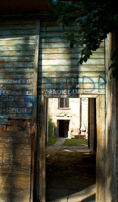 broklin gate outside