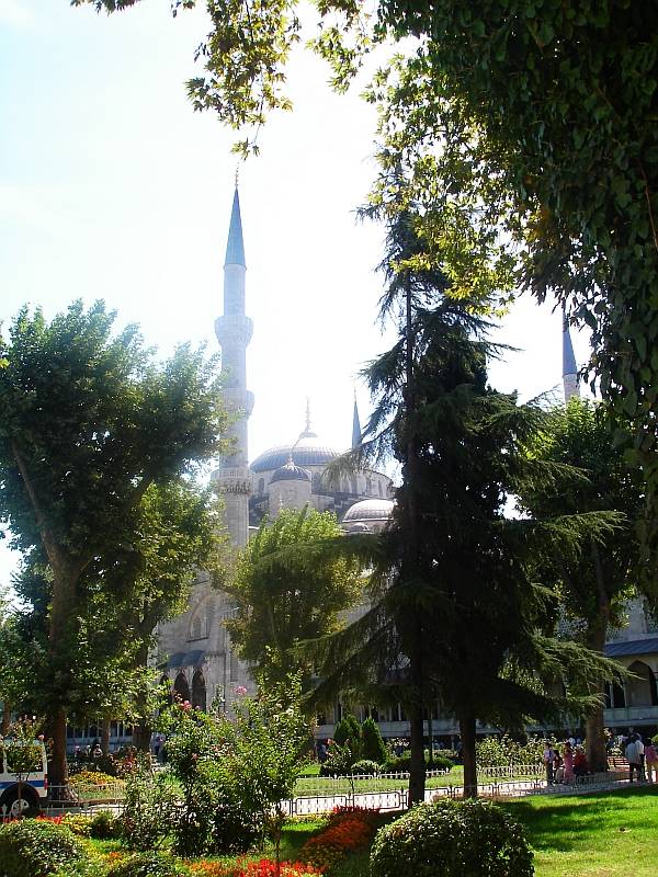 Istanbul8a SultanAhmet the Garden.jpg