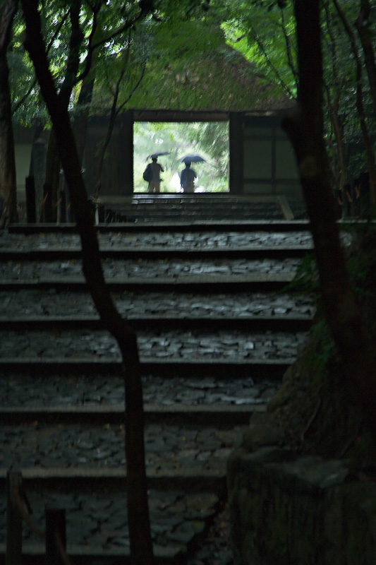 2006.10.22 Light and rain in the temple