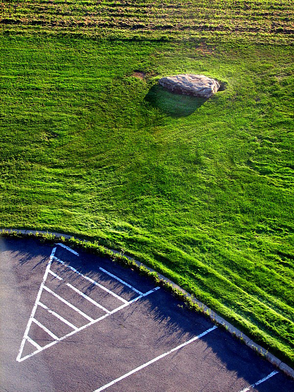 la pelouse et le parking