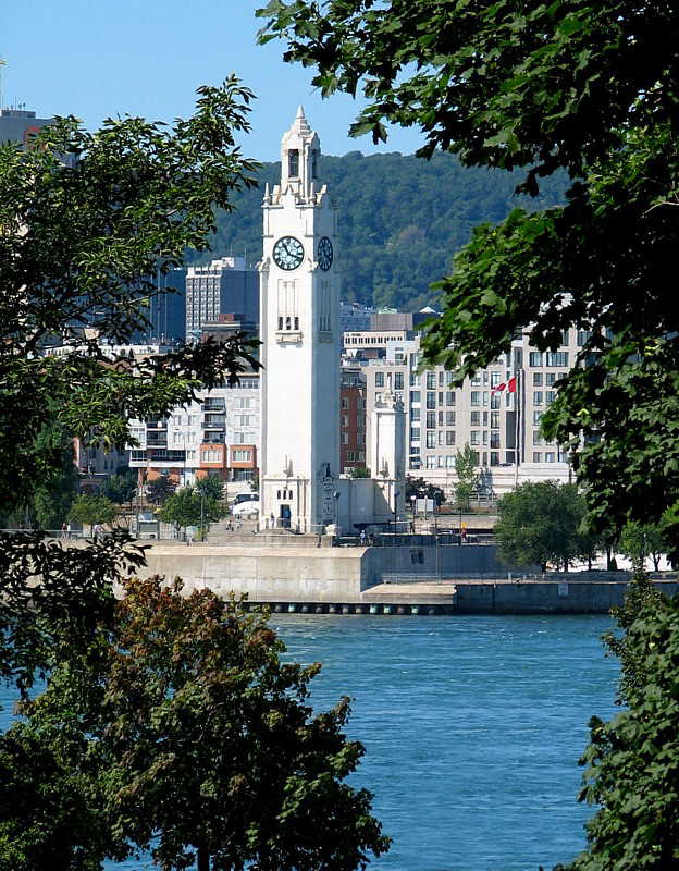 la tour de l'horloge du vieux port