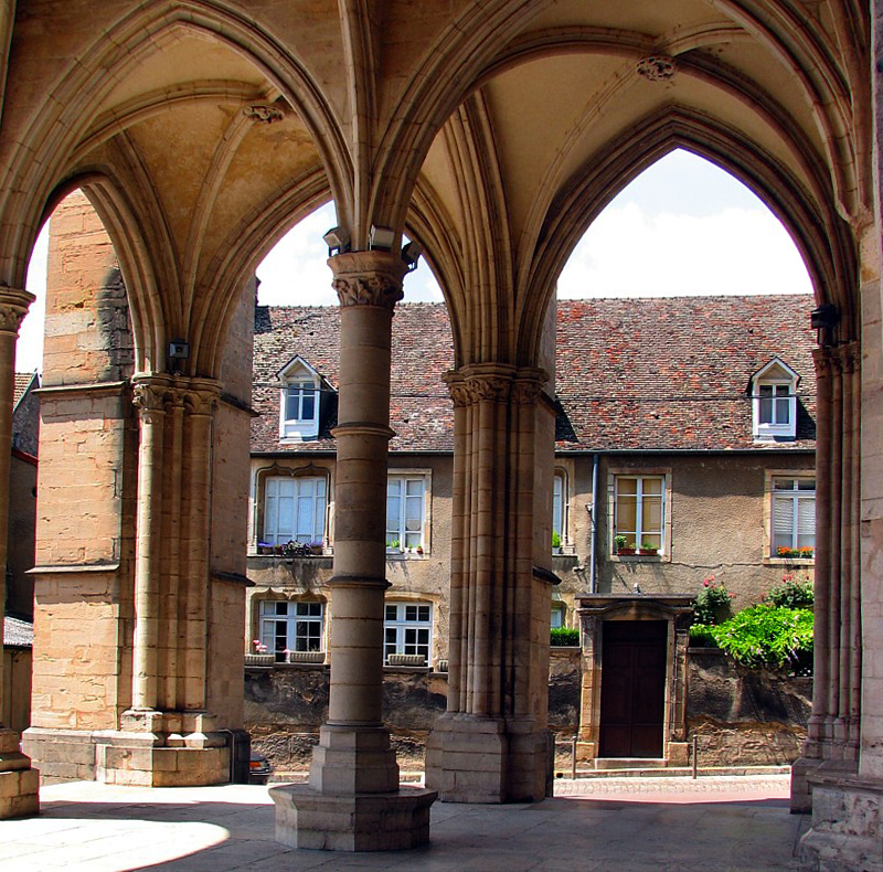 Sous le portique de l'glise