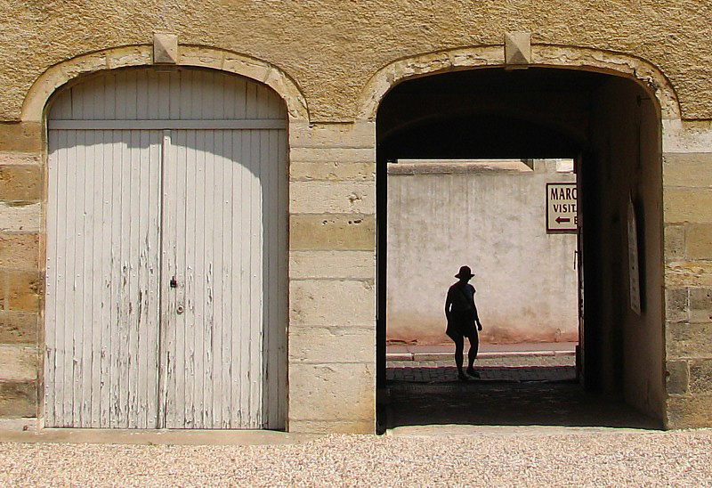 l'entrée de la cour de la cave à vins