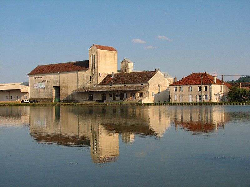 Sur le bord du canal de bourgogne