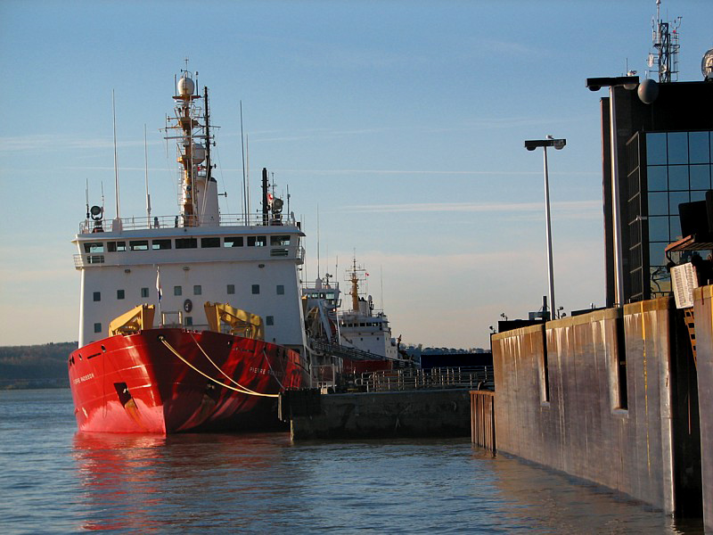 les brise-glaces du port