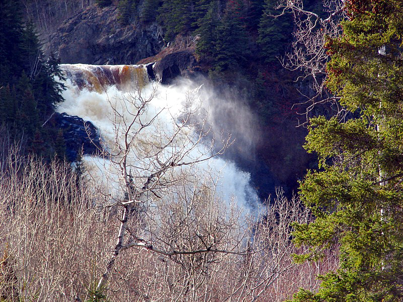 le haut de la chute Ouiatchouan