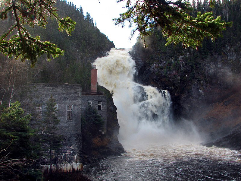 la vieille pulperie au pied de la chute