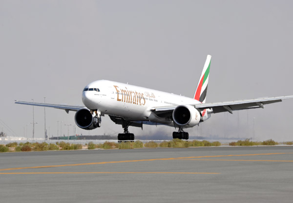 Emirates Boeing 777-300ER landing (A6-EBN)