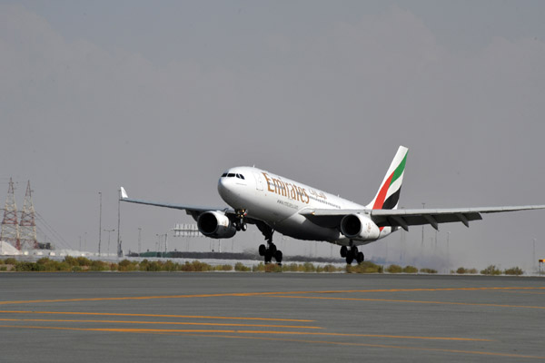 Emirates A330-200 landing (A6-EAI)