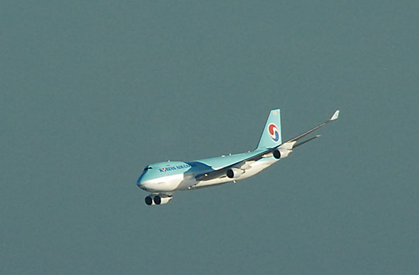 Korean Air Cargo Boeing 747-400F in the holding pattern near Incheon