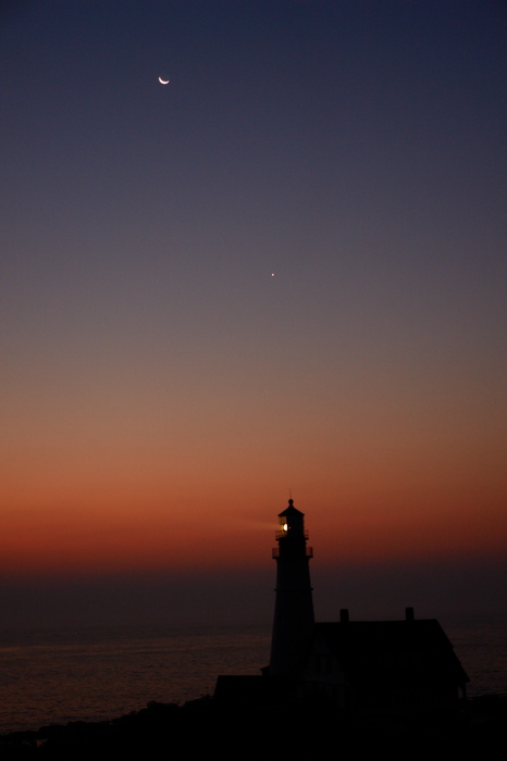DSC09350.jpg THE NEW MOON RESTS IN THE NEW MOONS ARMS WITH VENUS OVER PORTLAND HEAD LIGHT