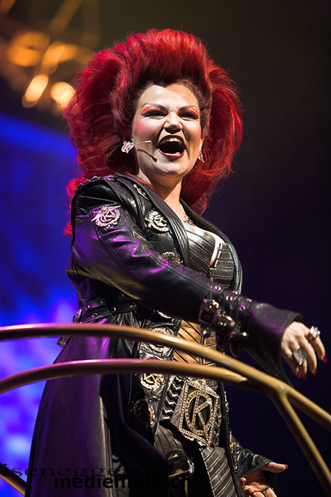 Szene Its a Kind of Magic mit Killer Queen (Brigitte Oelke)