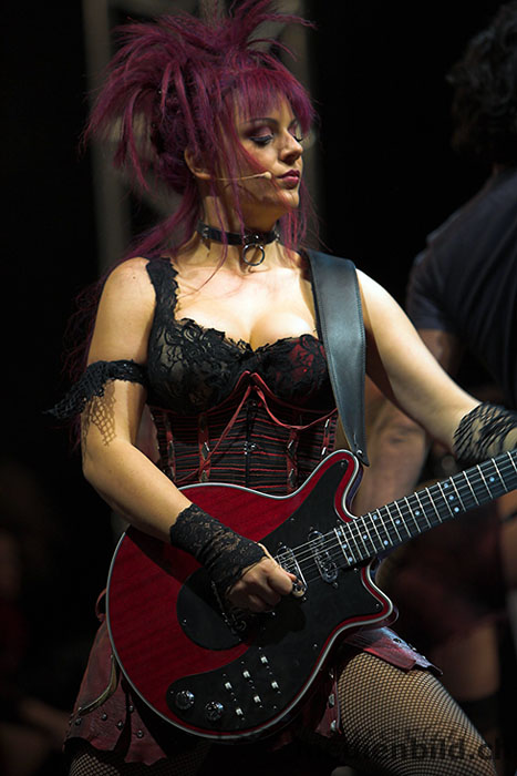 Szene We Will Rock You mit Scaramouche (Jessica Kessler)