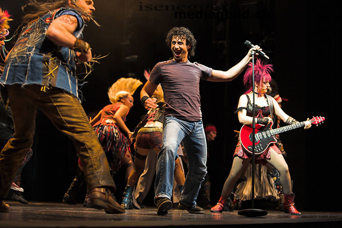 Szene We Will Rock You mit Scaramouche (Jessica Kessler) und Galileo (Serkan Kaya)