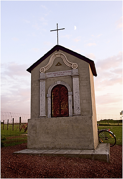 Kapelleke van Humelgem (met de maan en een fiets)