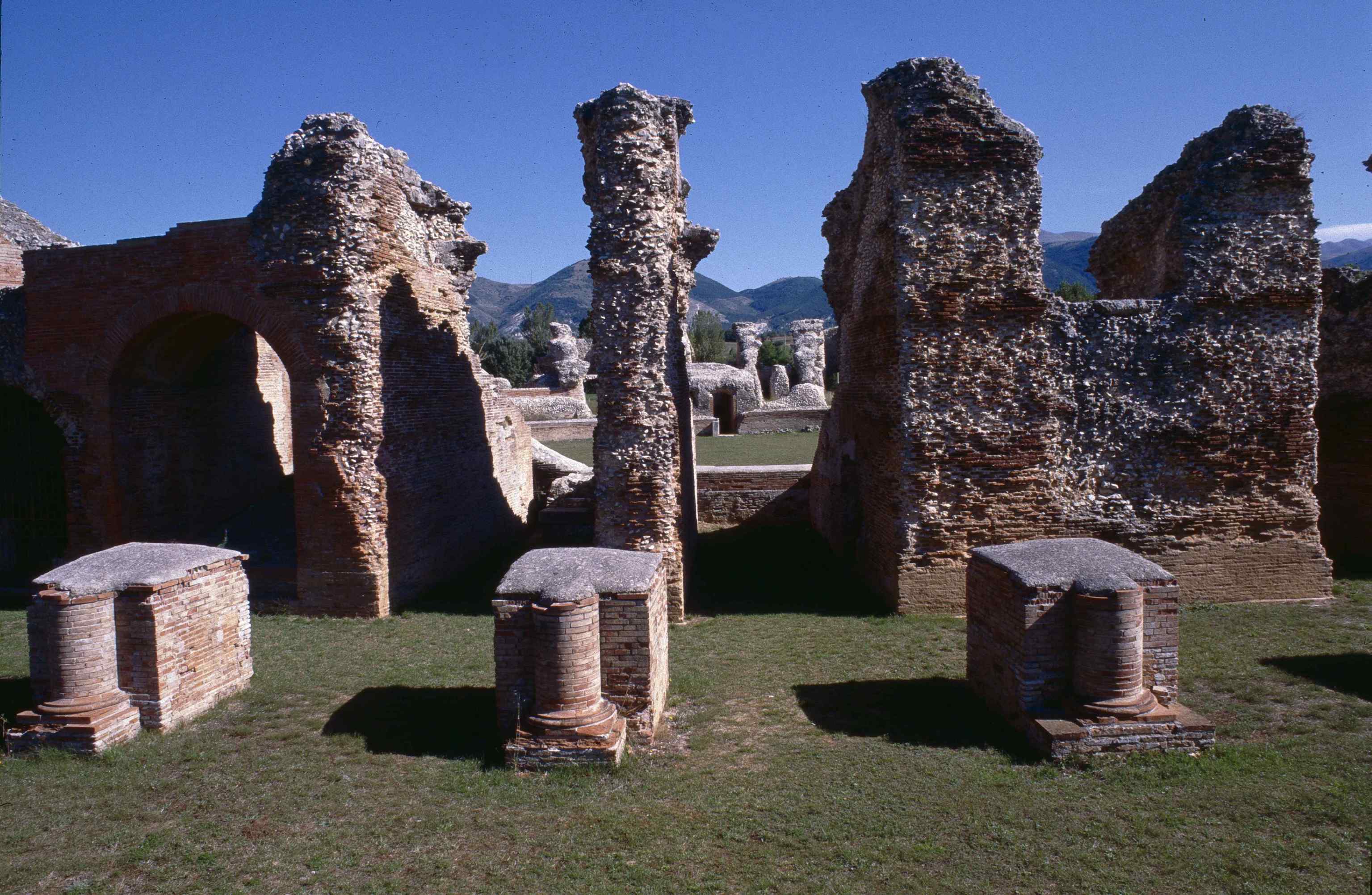 Amiterum, zona archeologica, resti dellanfiteatro romamo (I secolo d. C.).