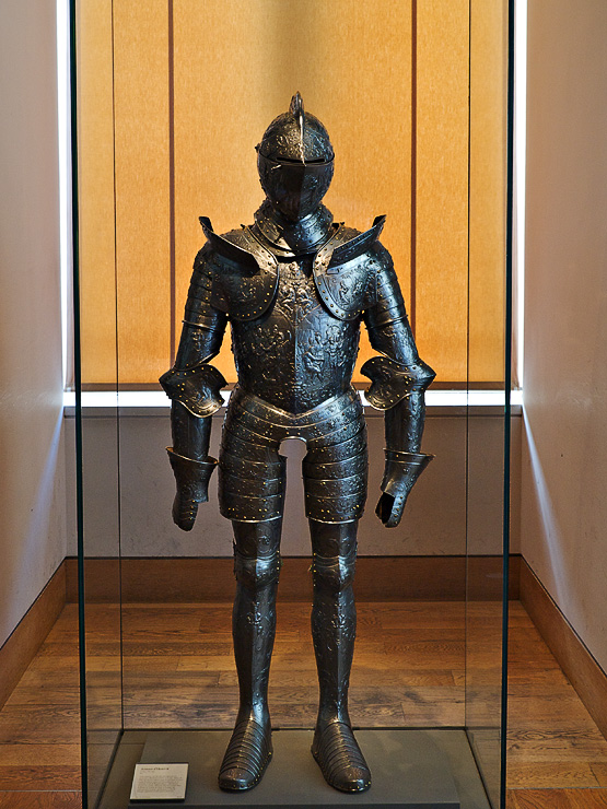 Musee du Louvre - Armure dHenri II