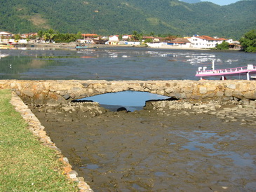 O quebra mar fica ali  espera da nova mar que ir visitar as ruelas