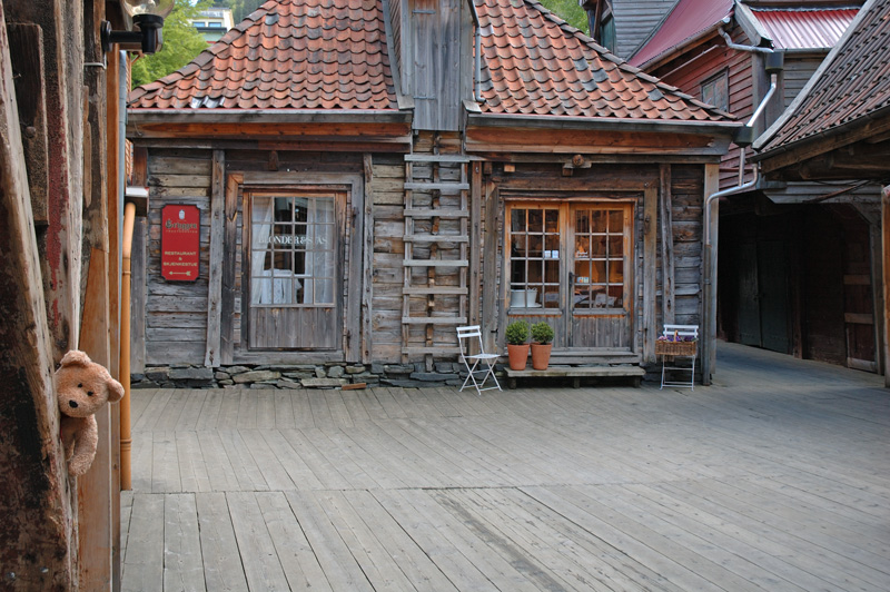 Im visiting a little shop in Bryggen...Can you see me?