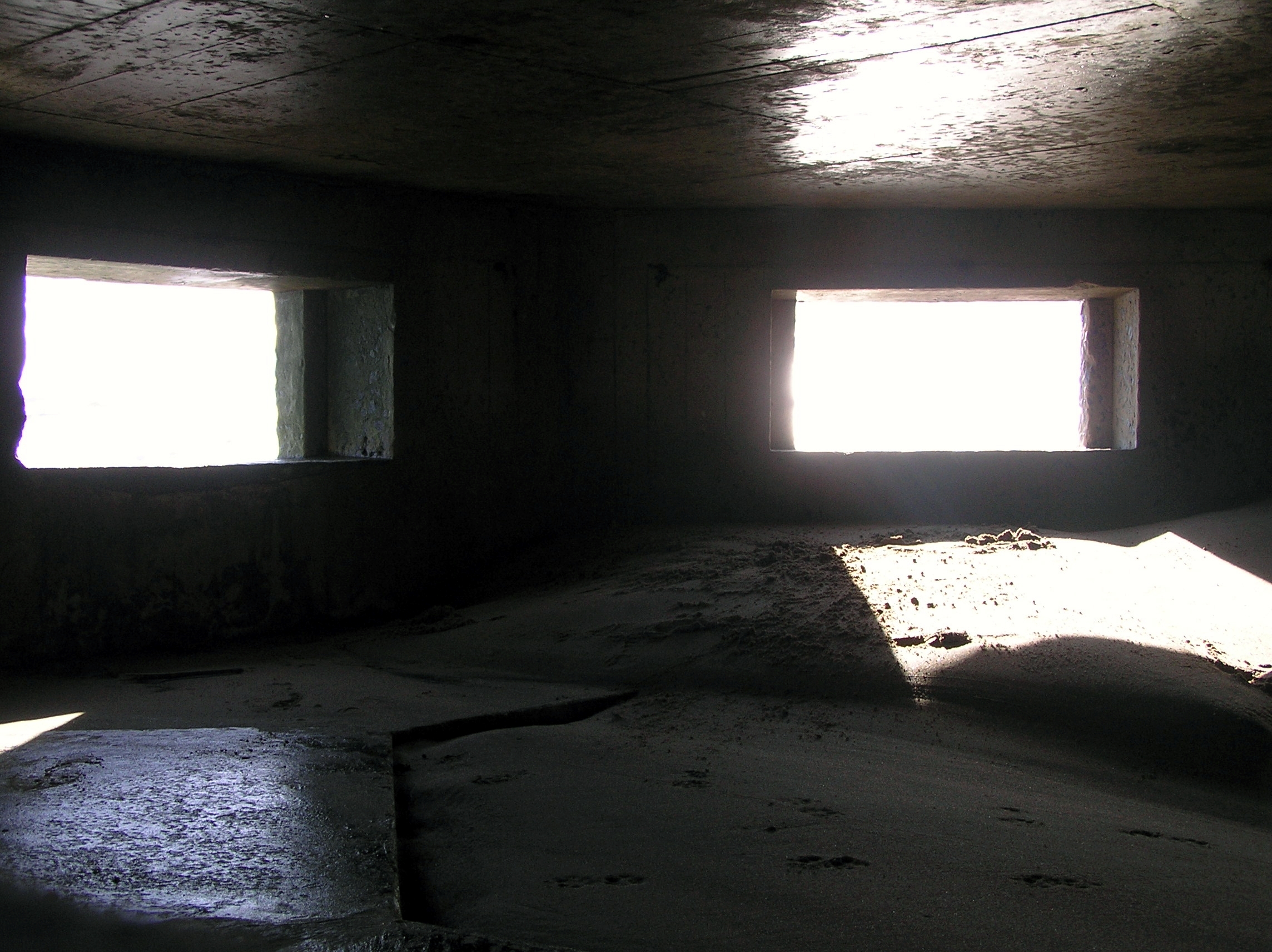 Inside of Beach Bunker Bridge of Don 5 - Aberdeen Feb 2006.jpg