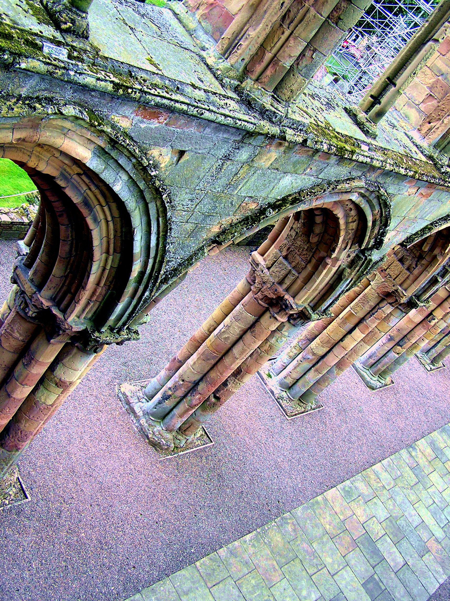 Jedbourgh Abbey -7 Sept 07.jpg