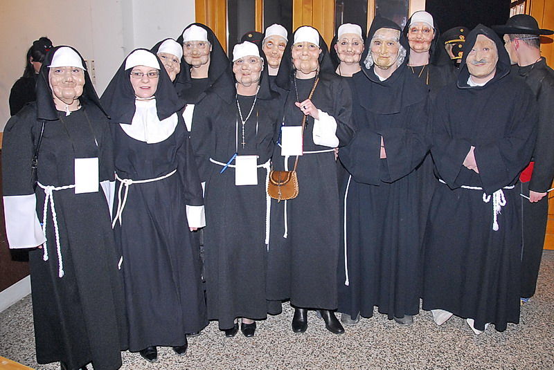 Klosterschwestern am Lanzenkirchner Maskenball