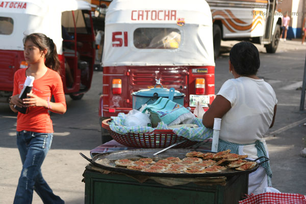 Venta de Comida en el Mercado Local