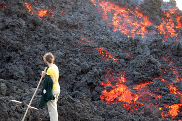 El Visitante Puede Acercarse casi a tocar la Lava